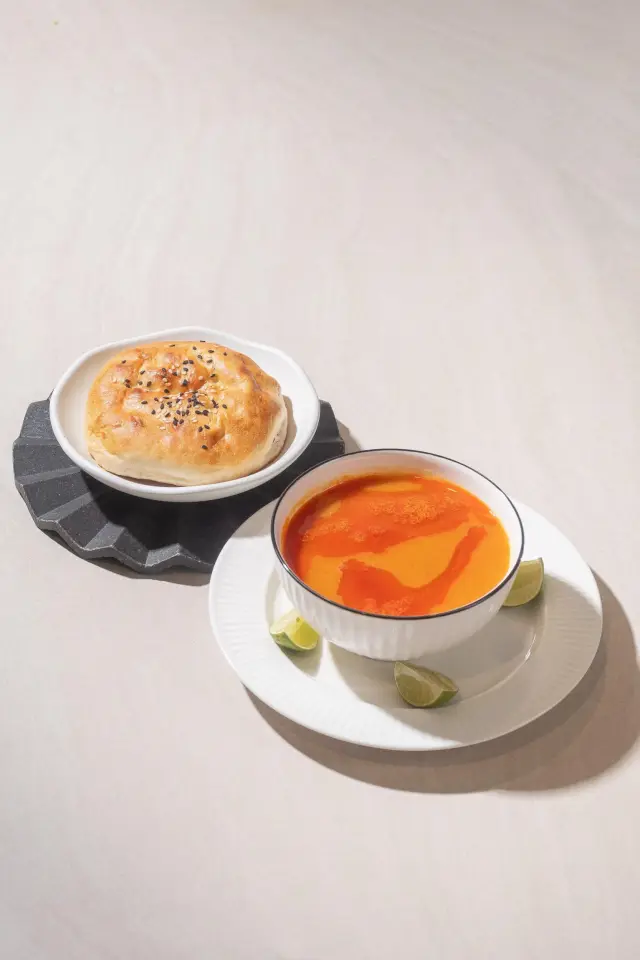 Turkish red lentil soup with lemon and fresh bread