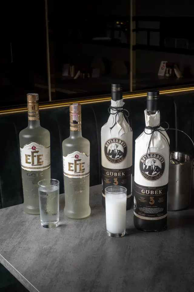 Rakı served with ice and chilled water